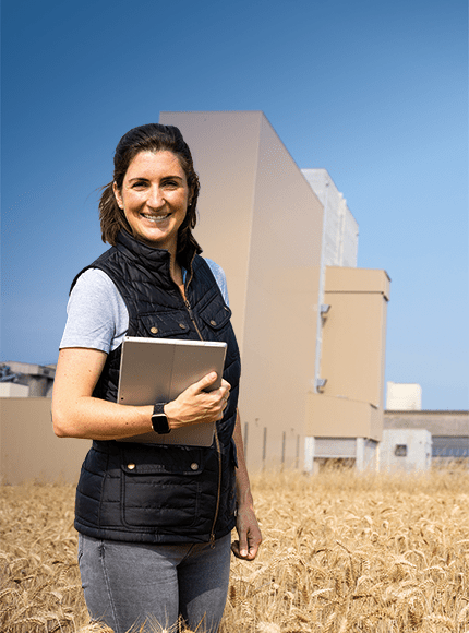 Technicienne devant usine d'aliments